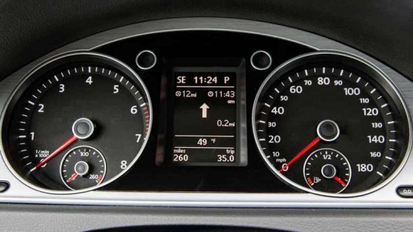 При двигателите от фамилията TSI компонентите на охладителната система често започват да текат или да блокират още на пробег между 60 и 90 хиляди километра. Ще забележите проблема по бързото губене на антифриз или по прегряването на мотора.

Какво да се направи

Вината е в пластмасовото тяло на модула на помпата, което се изкривява от резките температурни промени, както и в дефекти на самия термостат. Този възел реално се явява консуматив. Появи ли се теч, най-добре е да смените целия модул в комплект с оригинален, тъй като подмяната само на отделни гарнитури и уплътнения обикновено има временен ефект.
